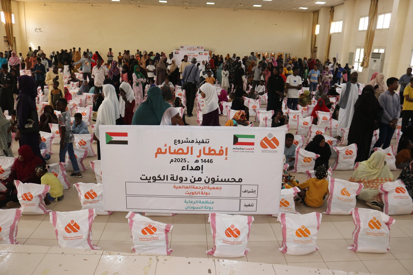 توزيع مواد تموينية للأسر المحتاجة من خلال مجمع دار الخير التنموي بالتعاون مع جمعية الرحمة ومنظمة الرعاية